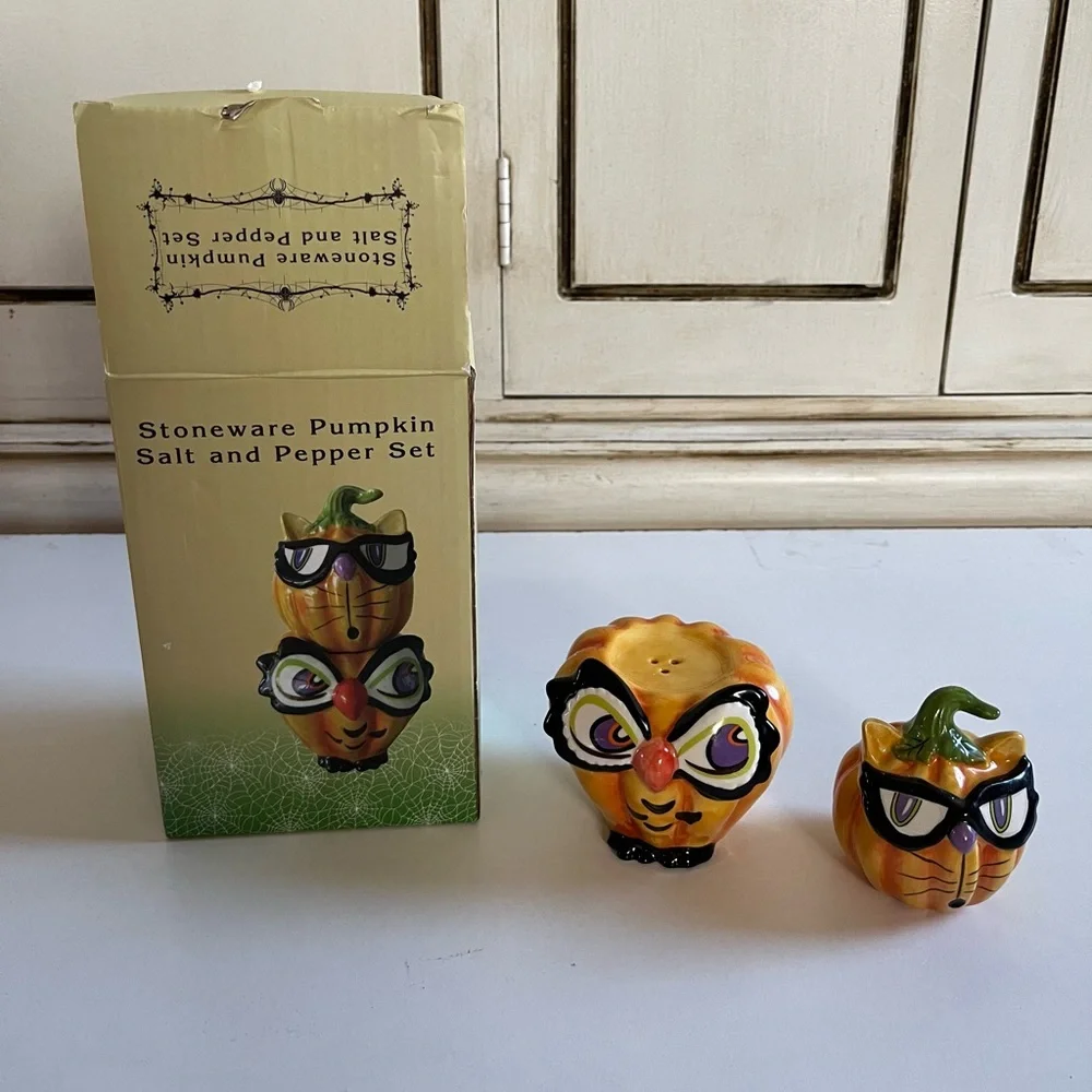 NIB Cracker Barrel Fall Halloween Salt & Pepper Cat & Owl Pumpkin, Stackable